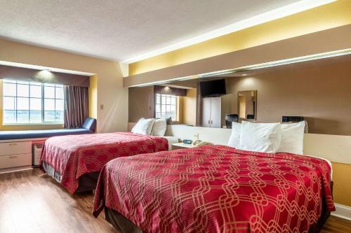 埃文斯维尔生态套房酒店客房内的一张或多张床位