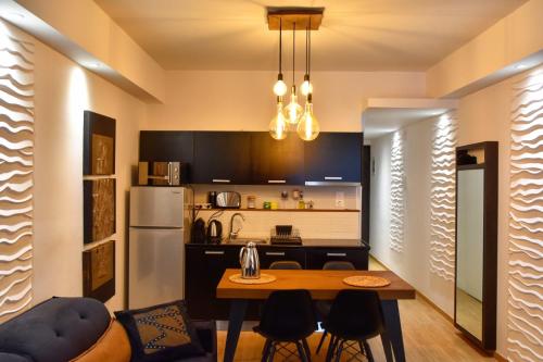 雅典Lycabettus Exclusive Apartments的厨房配有桌子和冰箱