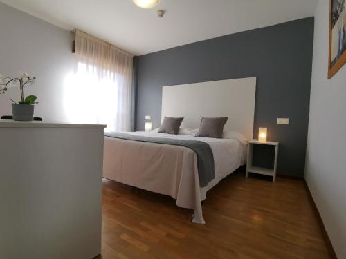 坎加斯-德奥尼斯Hotel El Trasgu的卧室设有一张白色大床和一扇窗户。