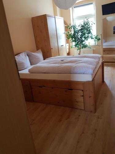 德累斯顿Kleine gemütliche Ferienwohnung的一张木架床