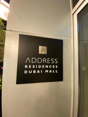 迪拜Address Dubai Mall Residences New name EMAAR Residences Fashion Avenue 1 bedroom 34 floor的门边的标志,有着服装居住地的标志d
