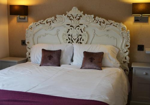 希夫纳尔The Bell的一张带两个枕头的大白色床
