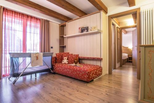 卡纳泽伊阿尔索尔俱乐部酒店的客厅设有红色的沙发和窗户。