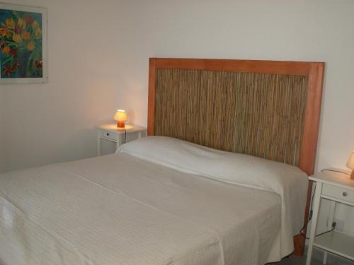 维拉普特祖VILLETTA SUL MARE, PANORAMICA的一间卧室配有一张床和两张带蜡烛的桌子。