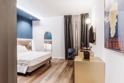 基瓦索欧洲酒店的配有一张床和一张书桌的酒店客房