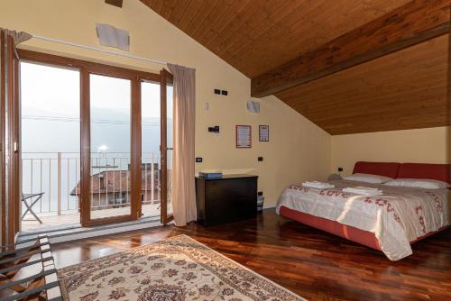 曼德洛德拉廖B&B-FORESTERIA Casa Della Musica Lake Como的一间卧室设有一张床和一个大窗户