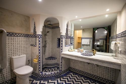 非斯Riad Sidrat Fes的带淋浴、卫生间和盥洗盆的浴室