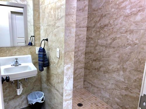 SLC Hostel的一间浴室