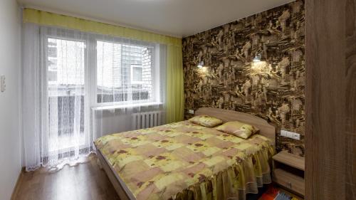 德鲁斯基宁凯阿巴里奥斯公寓的一间卧室配有床和壁画