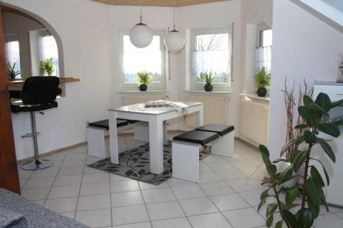 OmmersheimFerienwohnung Kempf Mandelbachtal的客厅配有白色桌子和椅子
