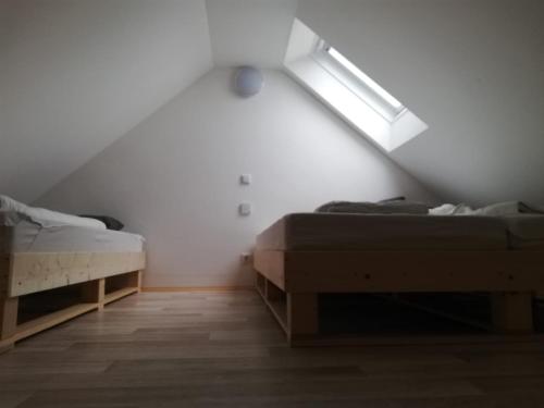 萨尔茨堡Knusperhaus mit Garten的配有倾斜天花板的客房内的两张床