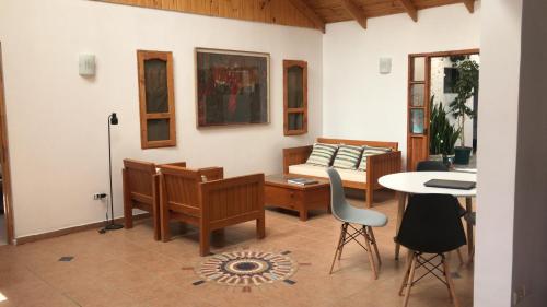 维库尼亚Hostal Casa 95的客厅配有沙发和桌椅