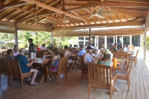Punta Bajo RicoSonny Island Resort的一群坐在餐厅桌子上的人