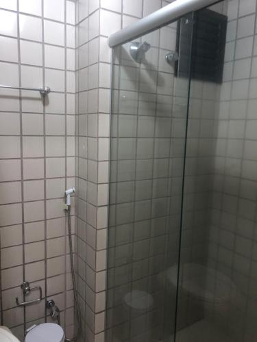 圣路易斯Melo Hospedagem - Flat Bellagio的浴室设有玻璃淋浴间和卫生间