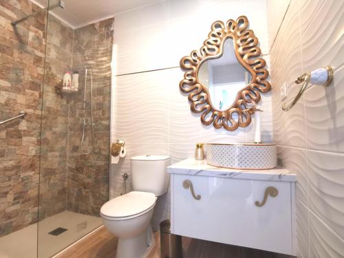 卡勒达德福斯特Puerta del Sol casa Lily Caleta de Fuste的浴室设有卫生间和墙上的镜子。