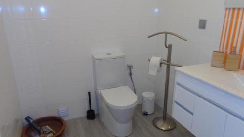 梅利迪什Casa Férias Melides的白色的浴室设有卫生间和水槽。