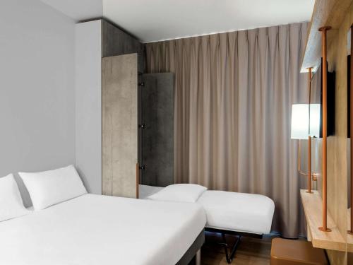 迪耶普ibis budget Dieppe Centre Port的酒店客房设有两张床和窗户。