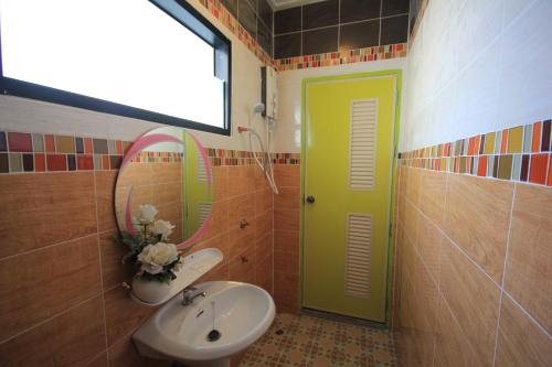 清迈家居广场酒店的一间带水槽和绿门的浴室