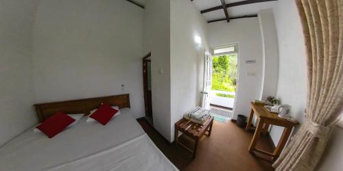 康提Kandy Mountain Cottage的小房间设有两张床和窗户