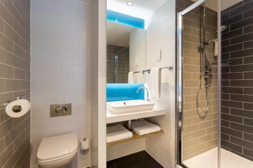 伦敦快捷假日萨瑟克酒店的浴室配有卫生间、盥洗盆和淋浴。