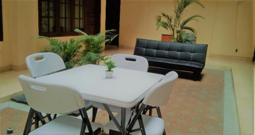 日惹Residence Duksina 2 By SHM的带沙发的客房内的白色桌椅