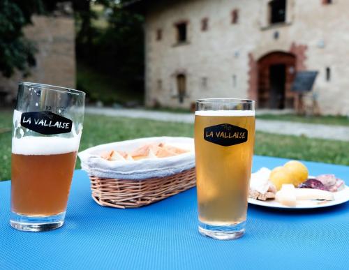 阿纳德Forte di Machaby的两杯啤酒和一盘桌上的食物