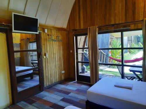 吉利特拉旺安麦迪森吉利酒店的客房设有床、电视和窗户。