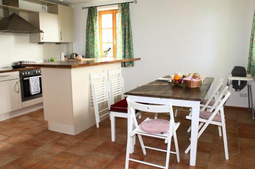 WarngauSaliterhof的厨房配有桌椅