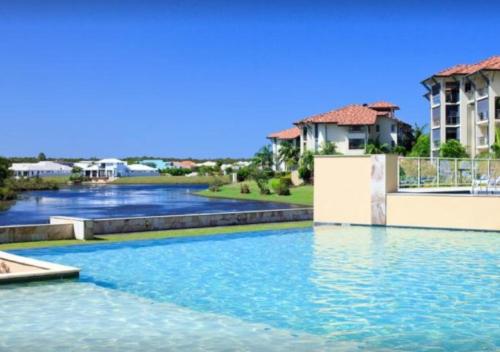 卡伦德拉Pelican Waters Resort的蓝色海水别墅内的游泳池
