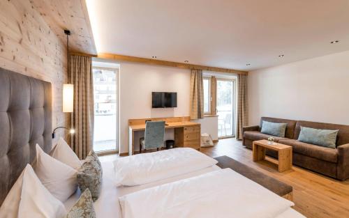 菲耶瓦得西酒店的客厅配有床、沙发和书桌