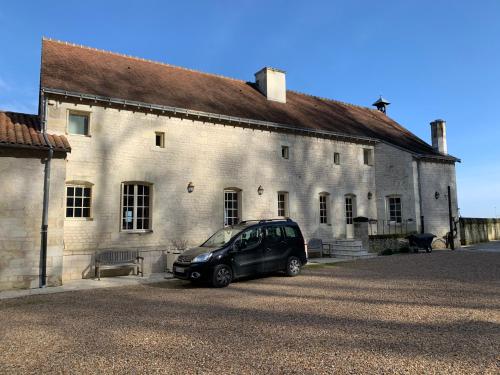 Marigny-BrizayFarmhouse in a working winery with vineyard views的停在大楼前的一辆黑色汽车