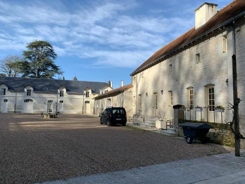 Marigny-BrizayFarmhouse in a working winery with vineyard views的停在大楼前的汽车