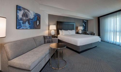 伯林格姆旧金山机场凯悦酒店的酒店客房,配有床和沙发
