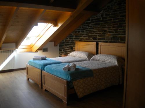 BerducedoCasa de Aldea Araceli的一间带床的卧室,位于带窗户的房间内