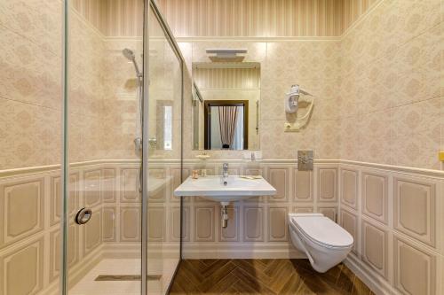 格连吉克Hotel Mari的浴室配有卫生间、盥洗盆和淋浴。
