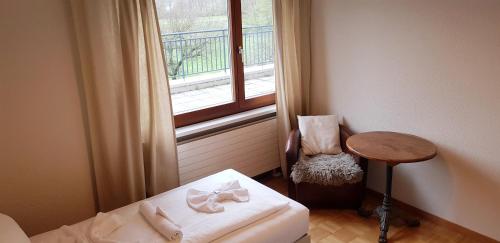 卢塞恩Easy-Living Buholz Hoch 12的小房间设有床、桌子和窗户