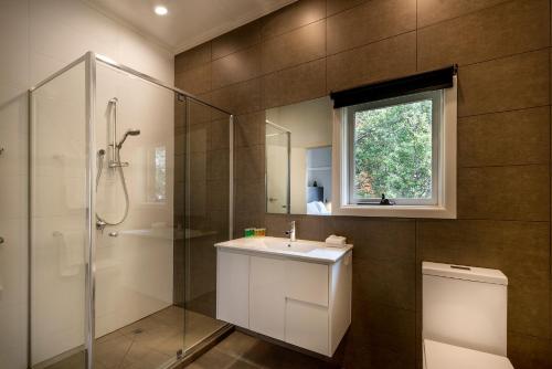 墨尔本Como Court Budget Accommodation的一间带水槽、淋浴和卫生间的浴室
