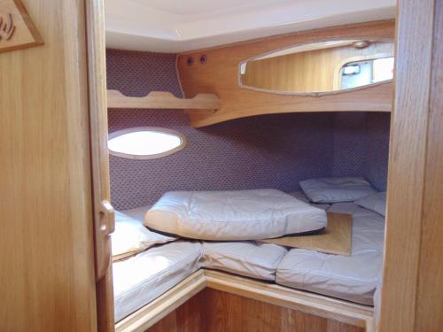 雷恩Jacht motorowy Calipso 750的一间小房间,内设两张双层床