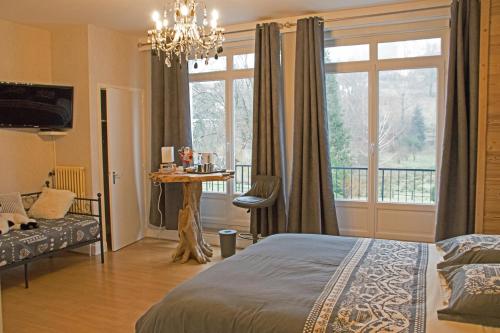 摩泽尔河畔圣莫里斯Chez MARLYSE-chambres et Table d'hôtes的一间卧室设有一张床和一个大窗户