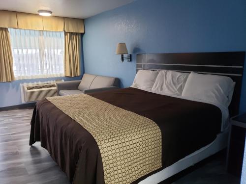 科珀斯克里斯蒂海滩旁丽景汽车旅馆的一间卧室配有一张大床和一把椅子