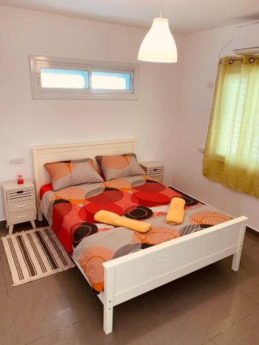 贝尔谢巴BEST BEAUTIFUL PRIVATE的一间卧室,卧室内配有一张大床