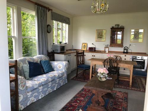马丁伯勒Te Kopura Lodge的带沙发的客厅和厨房