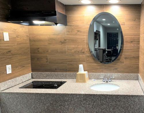 钱诺夫Extended Stay Inn & Suites的一间带水槽和镜子的浴室
