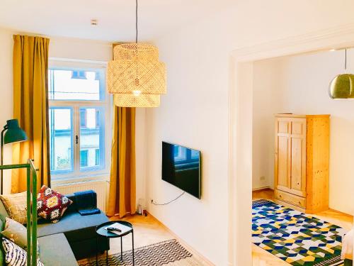 格拉茨Contemporary City Apartment - by Nahuen Suites的带沙发和电视的客厅
