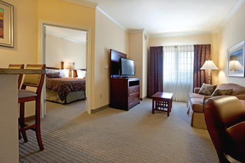 圣安东尼奥圣安东尼奥海洋世界留桥套房酒店的酒店客房设有床和客厅。
