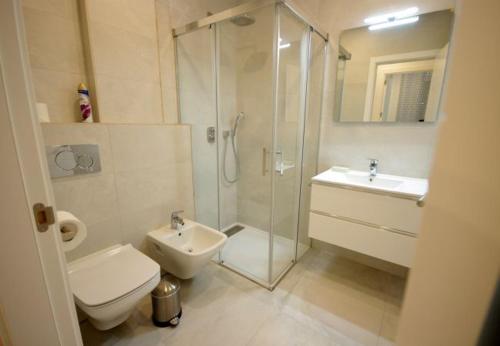 塔里法ICE TARIFA CALIDADES的带淋浴、卫生间和盥洗盆的浴室