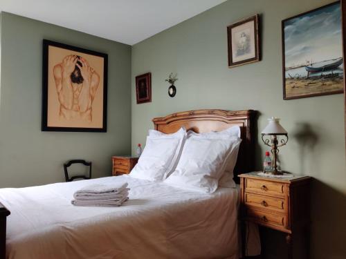 巴黎Paris On Top的卧室配有白色的床和木制床头板