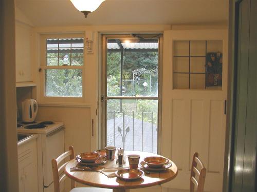 彼得伯勒布里行政花园套房公寓的厨房配有桌子和窗户