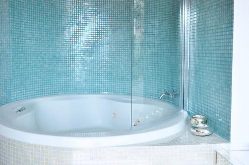 巴塞罗那丽景别墅的浴室设有蓝色瓷砖浴缸。