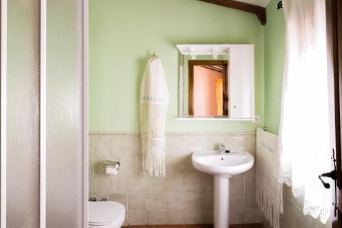 Barrado卡拉巴扎斯乡村民宿的一间带水槽、卫生间和镜子的浴室
